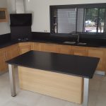 ilot granit gris cuisine ouverte équipée meuble de cuisine surgelé cuisine en bois et noir marbrerie la rochelle