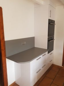 ilot granit gris cuisine ouverte équipée meuble de cuisine surgelé marbrerie la rochelle