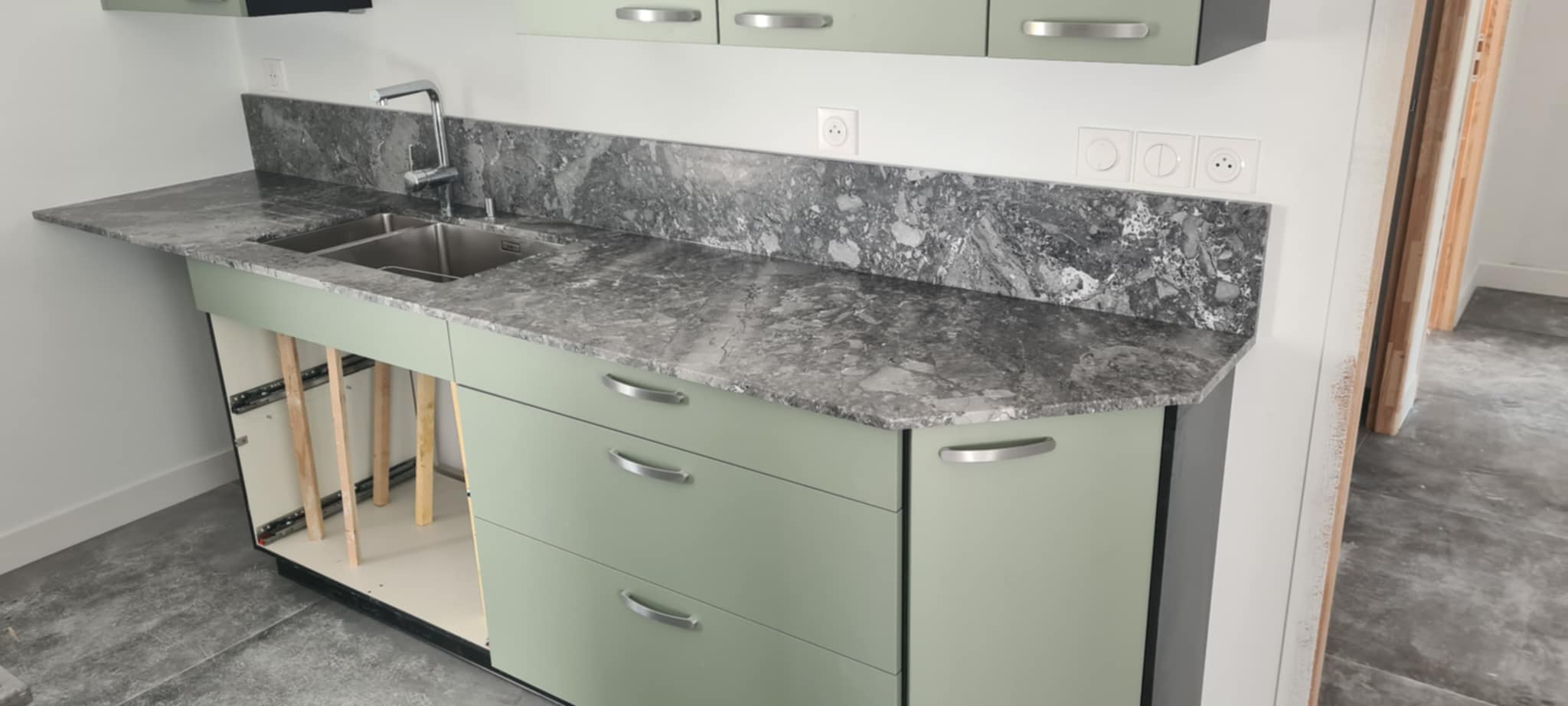 Granit Donatello finition cuir cuve blanco sous plan